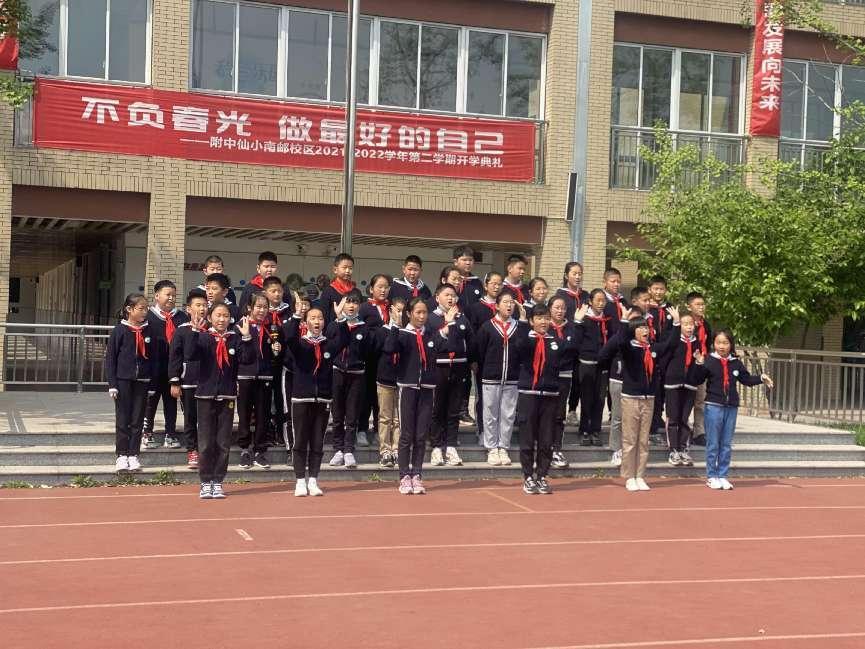 五1中队升旗仪式新闻稿_html_6c2abe18.jpg