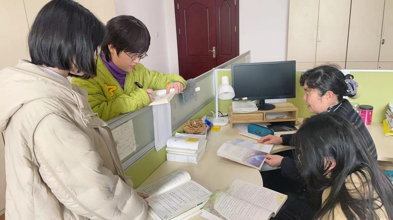 凝聚智慧促提升，集体备课共成长_html_4f8a4dd6.jpg