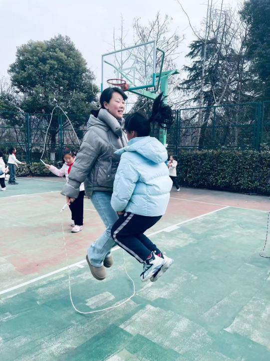 2025.3.4-柏雪-【大爱青秀&middot;德育】导师学子乐翻天 游戏互动绽欢颜_html_76af3dd.jpg