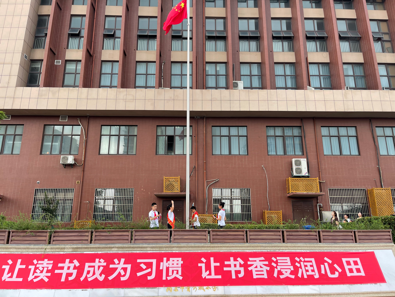 【大爱青秀·少先队】书香浸润童心    “阅”见美好家庭