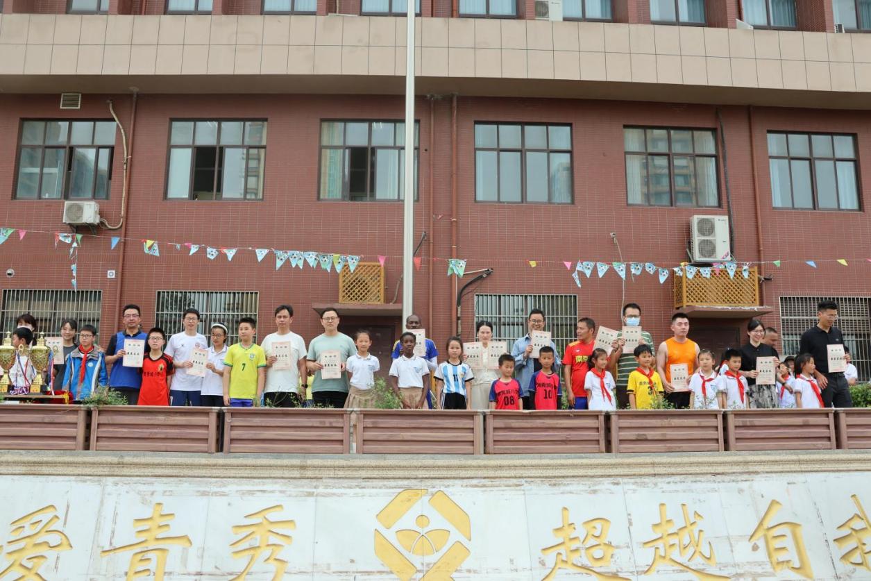 【大爱青秀】拼搏不止，逐梦未来！—南京市青秀城小学第五届“校长杯”足球班级联赛闭幕式暨颁奖仪式圆满举行(1)_html_m68faf74.jpg