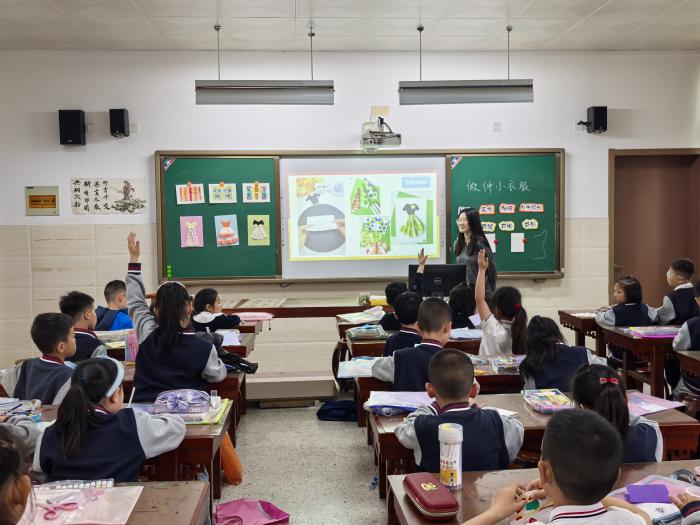 【大爱青秀·教学】巧手创意，童心飞扬  ——南京市青秀城小学美术组校本研修活动（二）