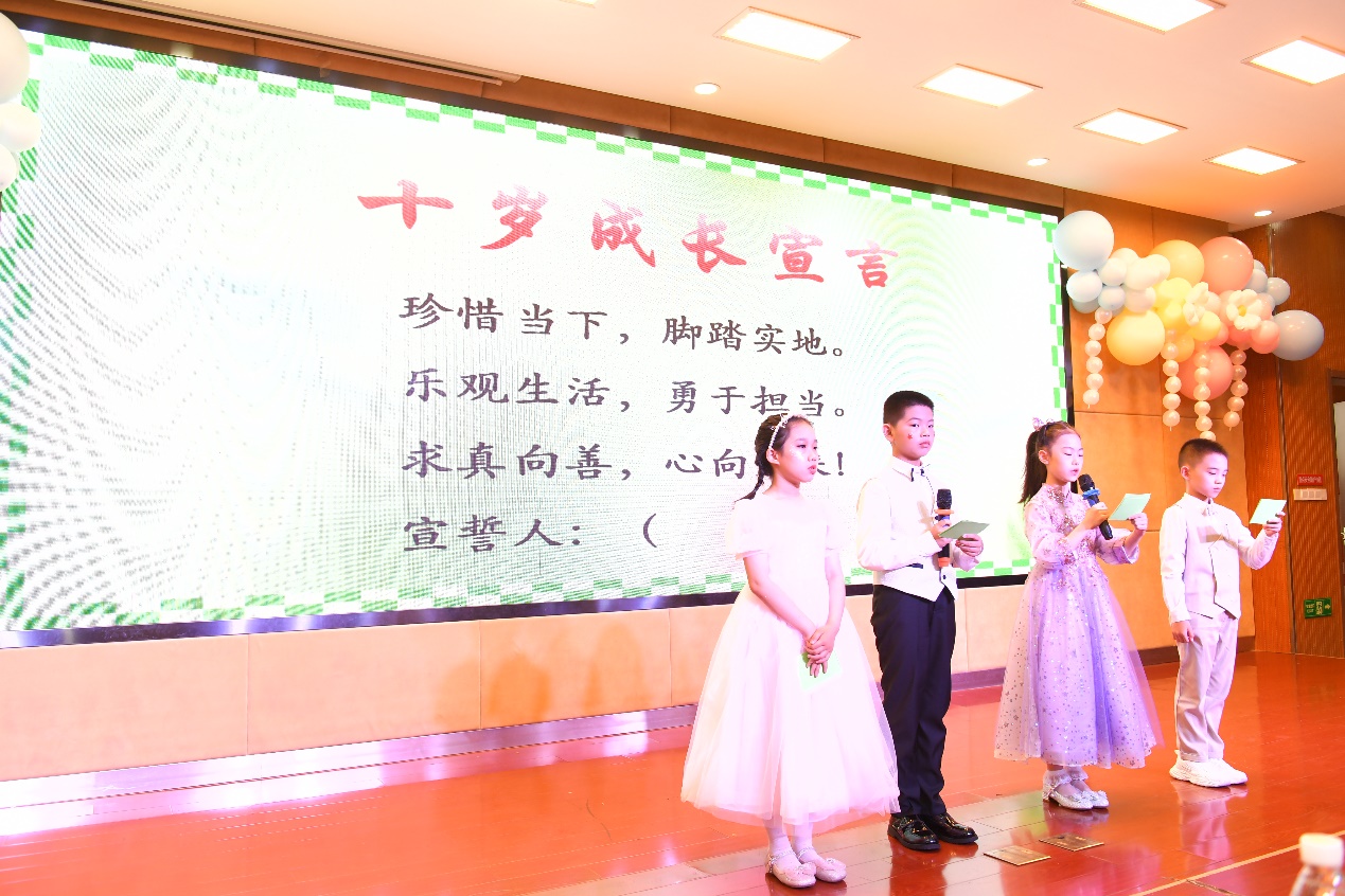 2024.5.31-陈梦琦-【大爱青秀·德育】不负“拾”光  逐梦启航——记青秀城小学三年级成长礼仪式_html_21f88ee5.jpg