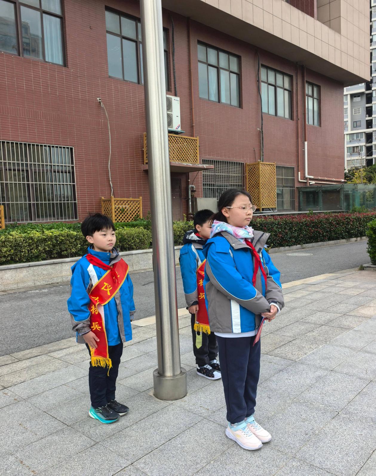 2025.11.18-支丽娟【大爱青秀 记忆德育】礼仪之花常绽放,文明新风拂心田——南京市青秀城小学第十二周升旗仪式_html_m3872ea00.jpg