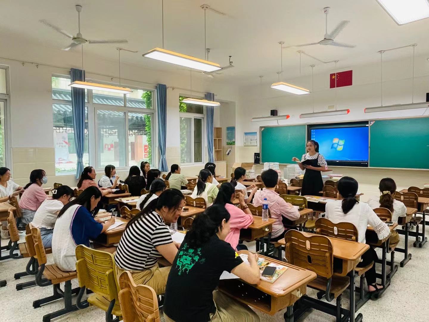 9月6日青秀城小学第一次集体备课新闻报道_html_2cf754d0.jpg
