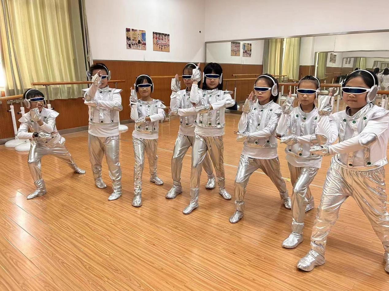 【大爱青秀】多彩社团，点亮快乐童年_html_6c6f5677.jpg