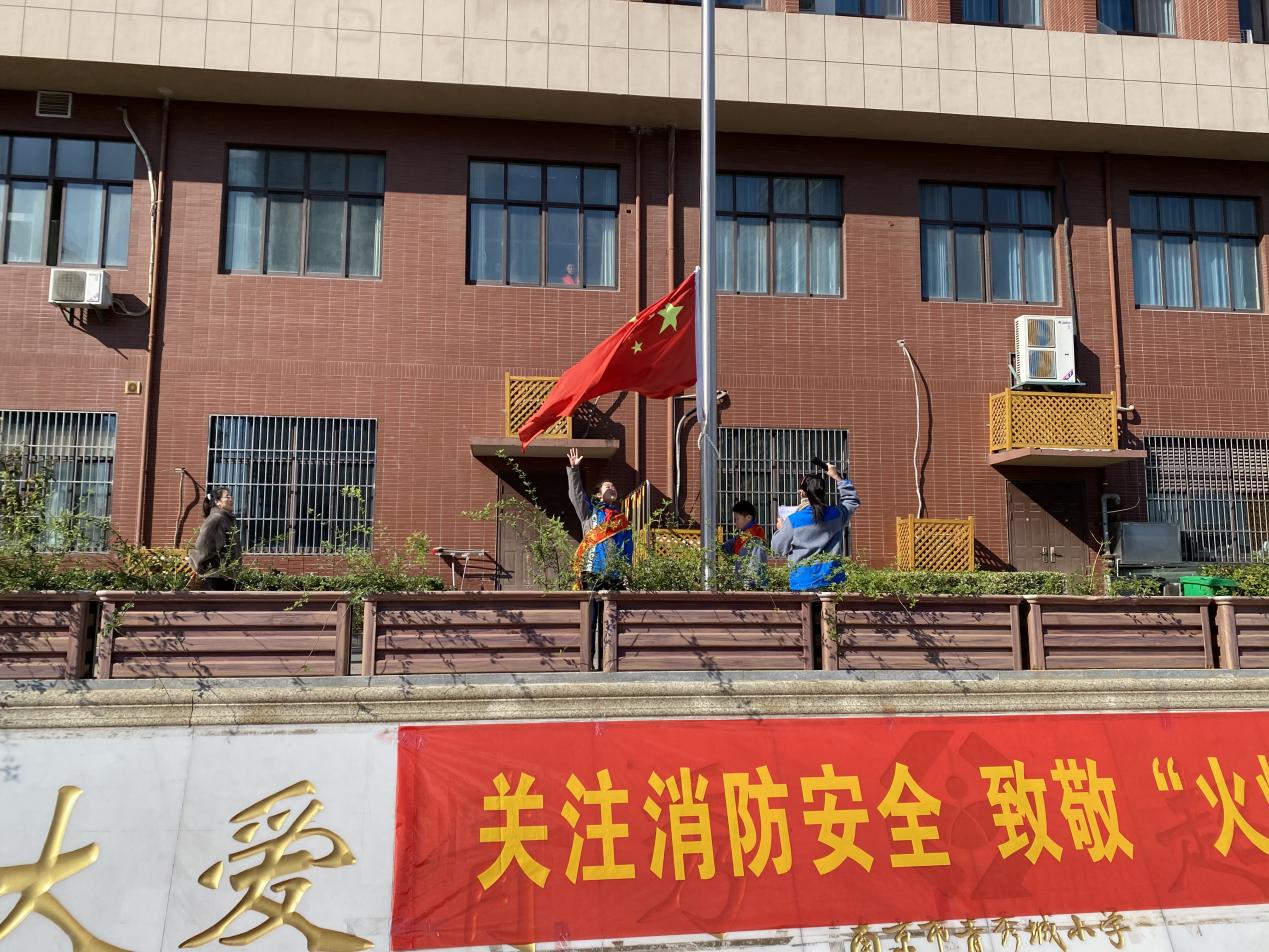 张琰-2023.11.13第十一周五2班升旗_html_6f81944b.jpg