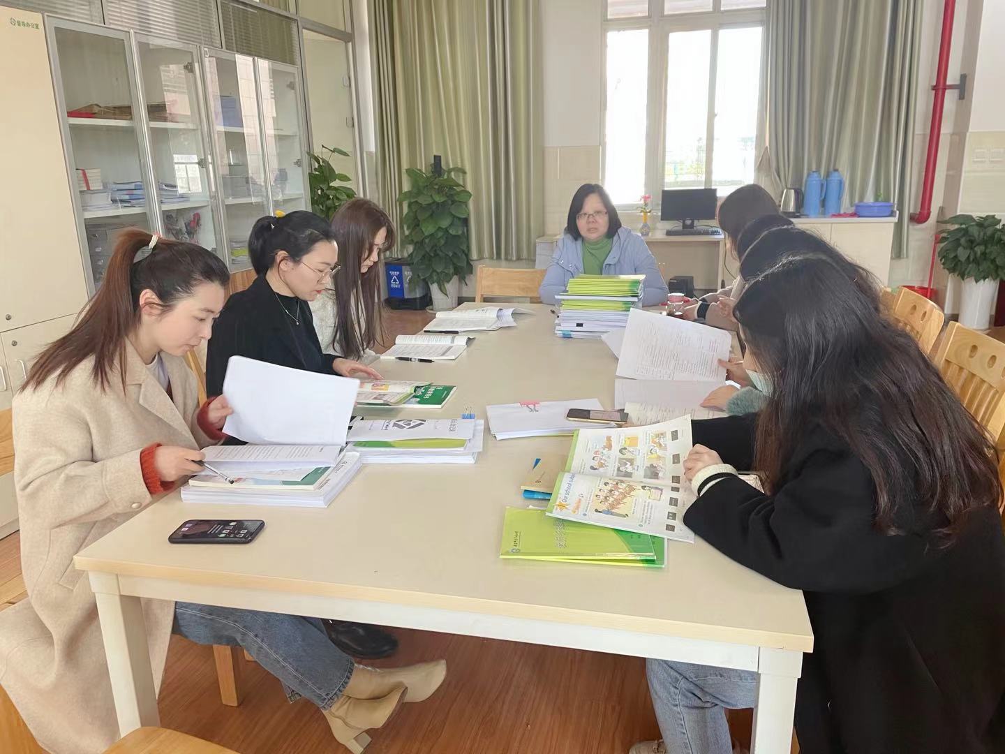 新闻稿——青秀城小学开学第一次集体备课_html_65833c52.jpg