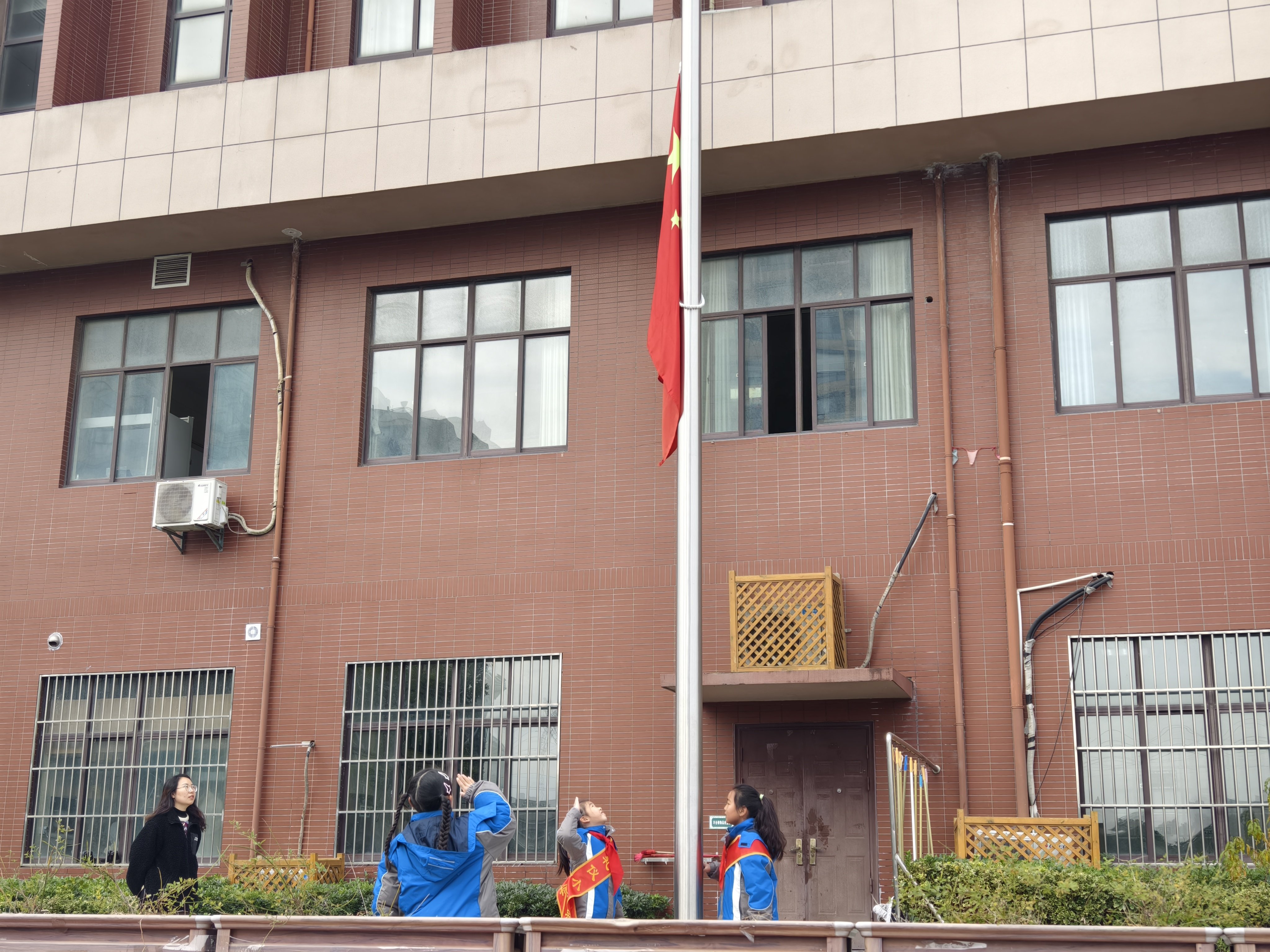 二1班升旗仪式新闻稿_html_3a95433d.jpg