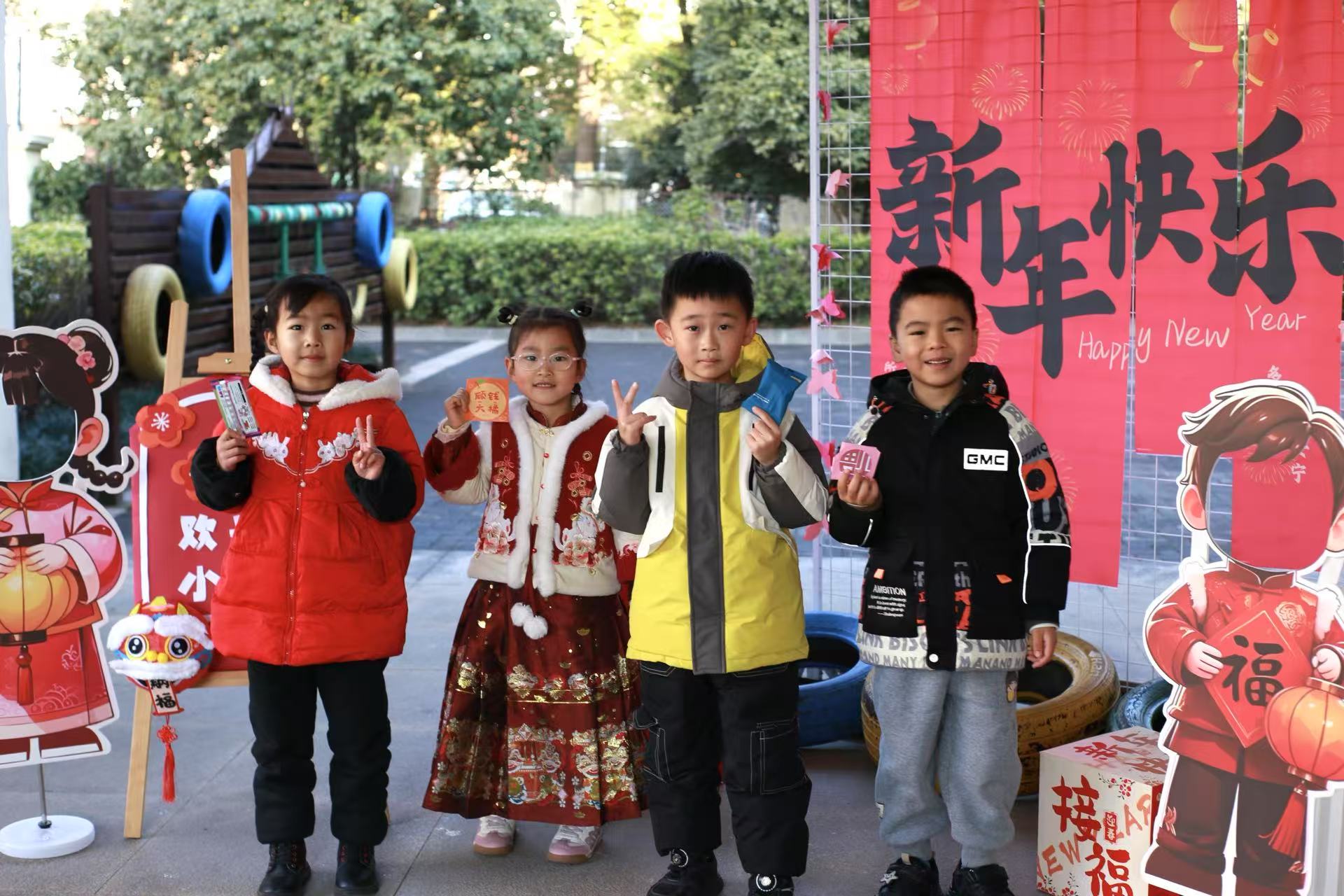 【乐活龙幼•乐享童年】灵蛇启新岁，萌娃乐满园 ——龙潭幼儿园开学第一天活动