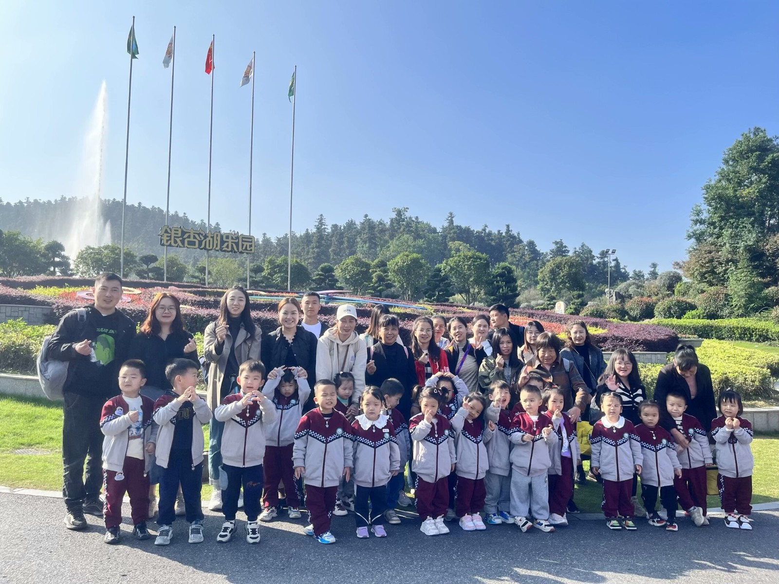 【乐活龙幼·家园共育】秋日拾趣 乐享银杏湖——龙潭幼儿园2024年秋游活动