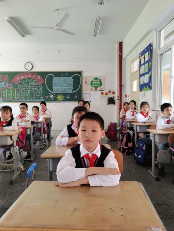 2020.5.18开学典礼暨升旗仪式通讯稿_html_mf92108c.jpg