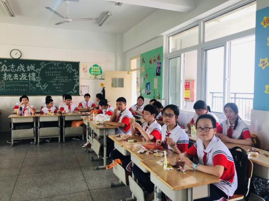在六月的阳光下快乐起航——记南湾营小学庆六一活动_html_m3b688693.jpg