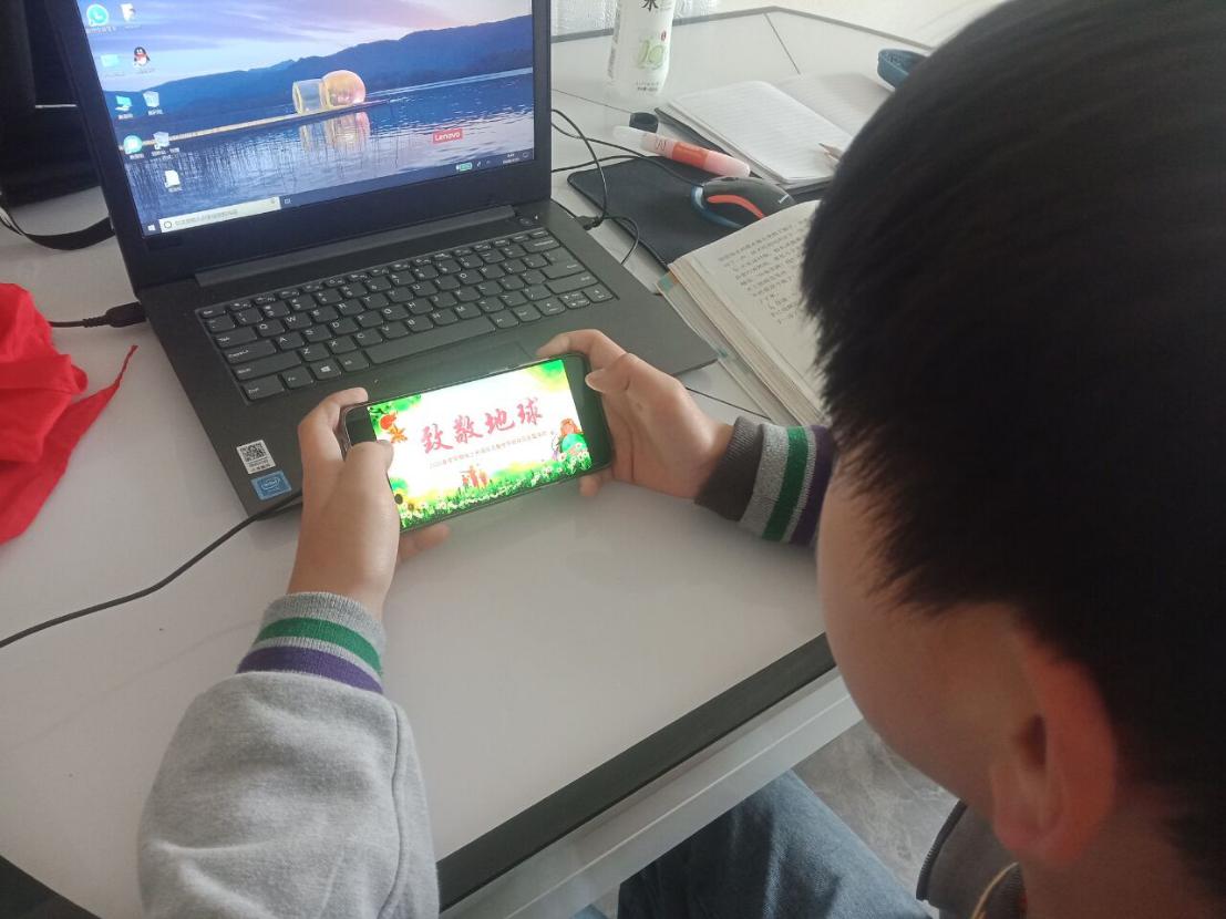 4.20线上升旗报道_html_217e8385.jpg