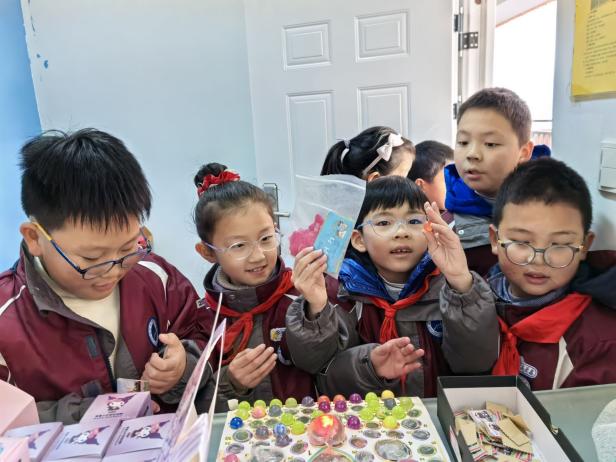 20241230南湾营小学12月份童心驿站兑换活动报道_html_7f9a2bd9.jpg