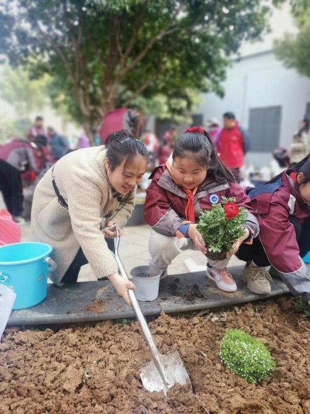 20240312五3中队植树节活动报道_html_abb76a1.jpg