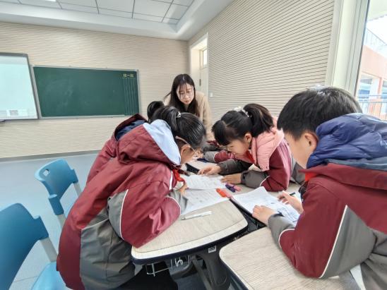 20240320何骞童学课堂报道_html_m1f310e6e.jpg