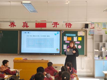 坚持党建引领，共促教师发展_html_49ded427.jpg