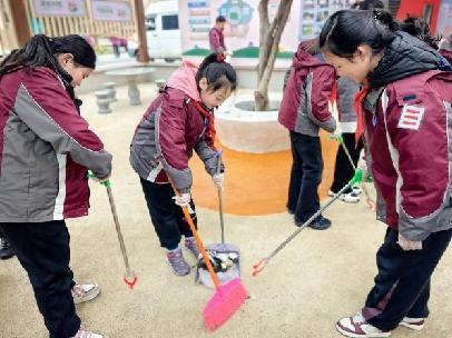 20250305小小雷锋在行动，清洁家园暖人心（周悦写）_html_m3f82d472.jpg