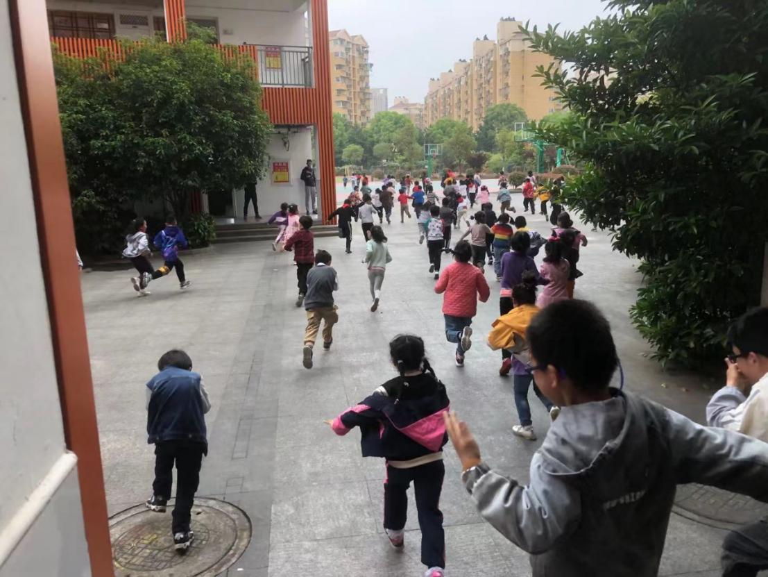 2020.04.23南湾营小学4月份消防演练_html_50b8eee3.jpg