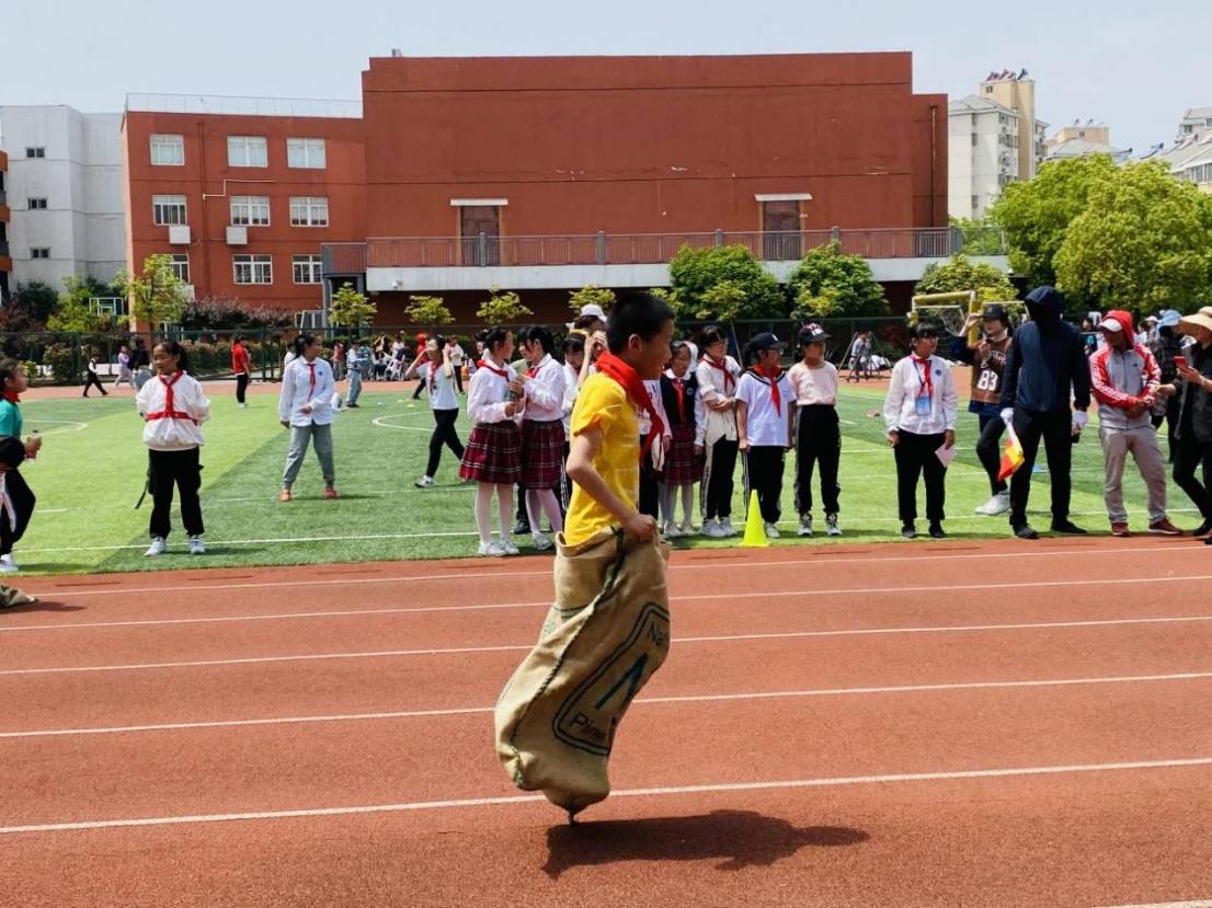 悦动童心，乐享童年2021南湾营小学春季运动会新闻稿_html_m25493631.jpg