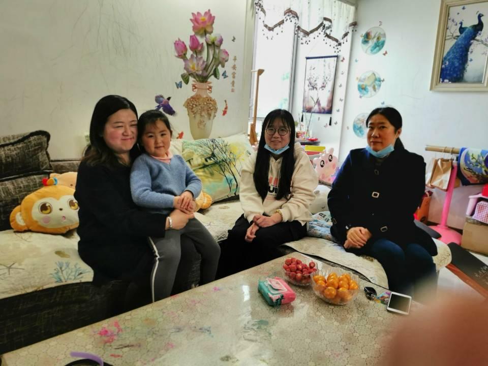 20210511党员家访寄温情 家校共话暖人心报道_html_7c556428.jpg