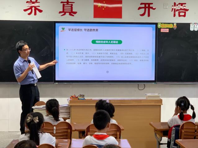 20230908班会课报道（李嘉靓写）_html_63ab49ac.jpg