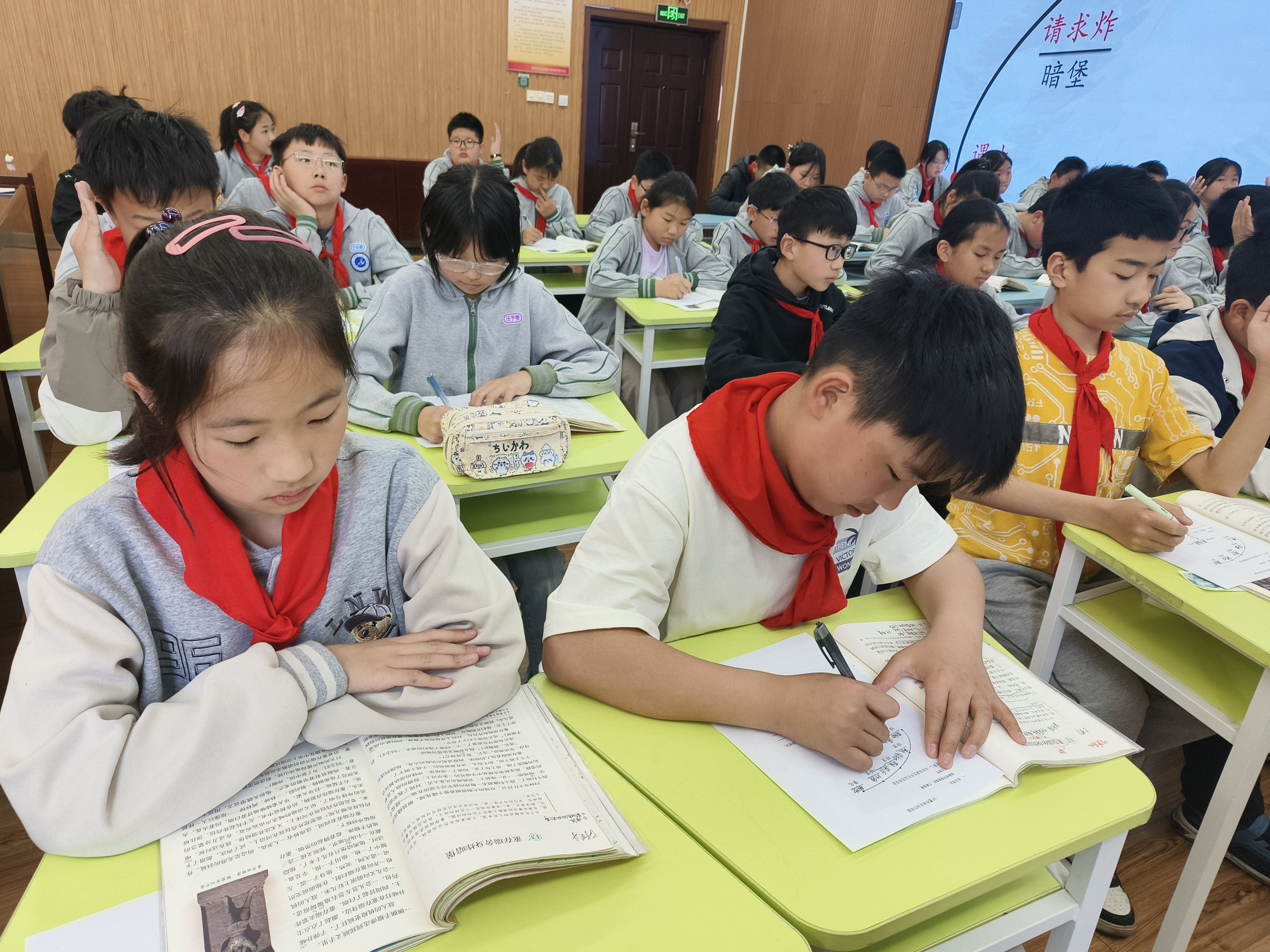 20250408语文组童学课堂报道_html_2aa283b7.jpg