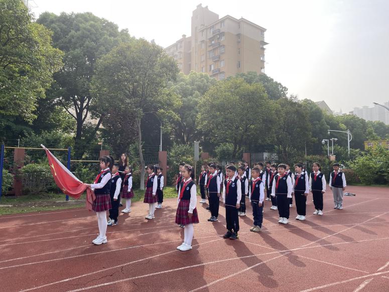 温馨五月天，感恩母亲节升旗仪式报道（李嘉靓写）_html_576b1382.jpg