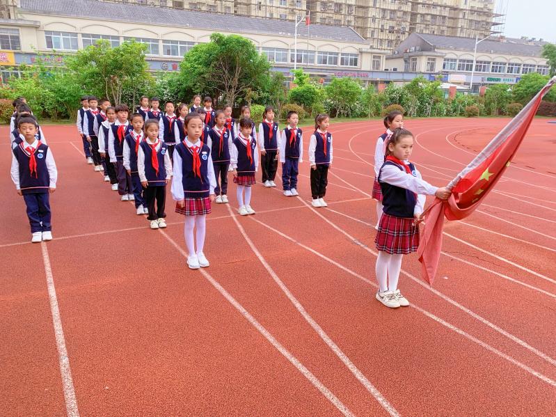劳动最光荣，奋斗最幸福升旗仪式报道（曹越）_html_m6137740b.jpg