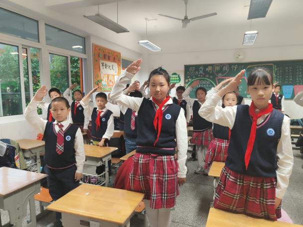 劳动最光荣，劳动我最美——南湾营小学“劳动节”主题升旗仪式_html_10dca378.jpg