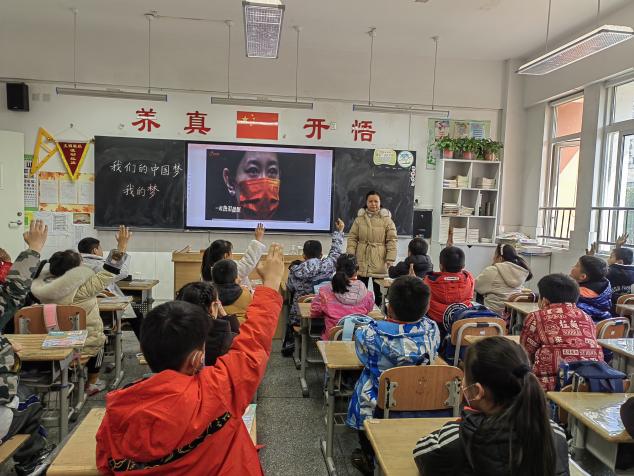 歌唱中国梦，筑梦向未来_html_3debd2be.jpg