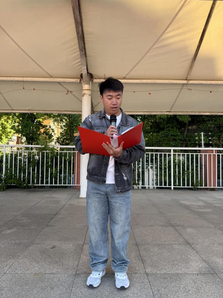 升旗仪式新闻报道_html_m3c5d73d3.jpg