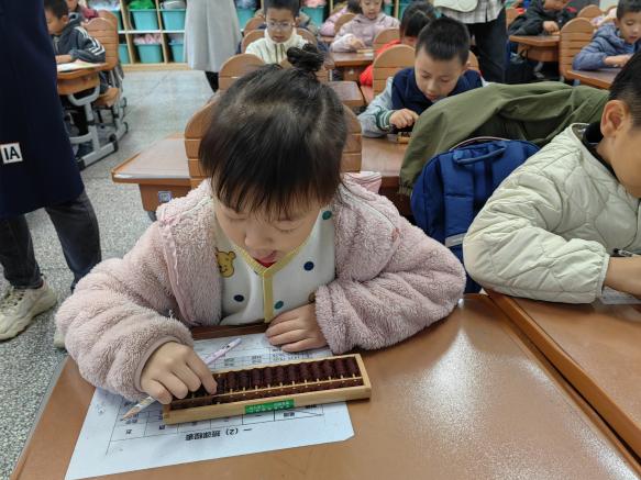 20241120一年级班级珠心算比赛报道（李嘉靓写）_html_53a30405.jpg