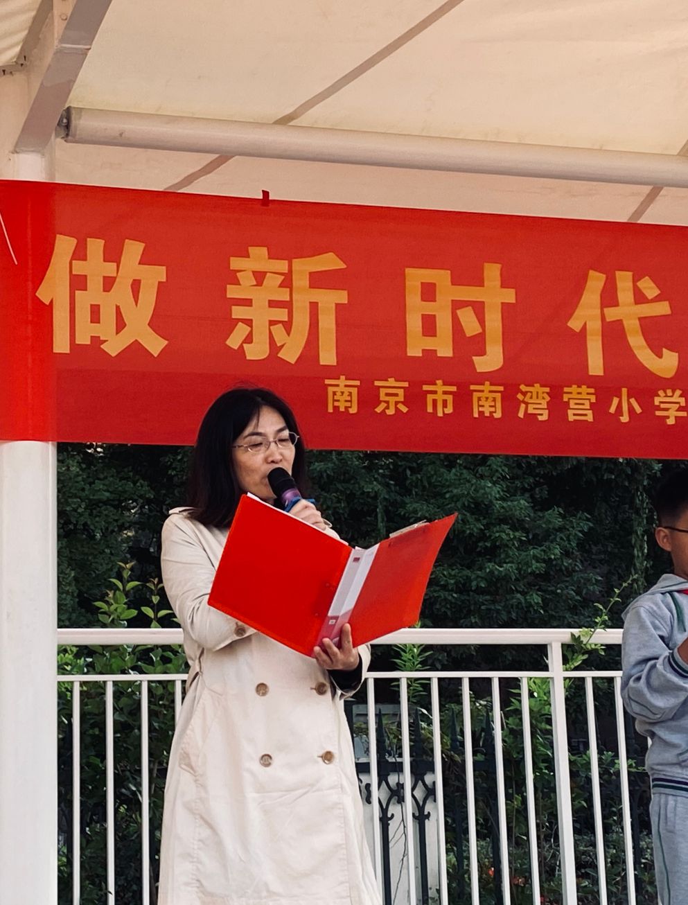 升旗仪式新闻稿_html_4372af88.jpg
