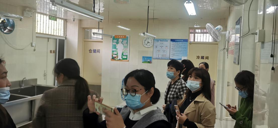 南湾营小学膳食委员会工作_html_51ae5ea7.jpg
