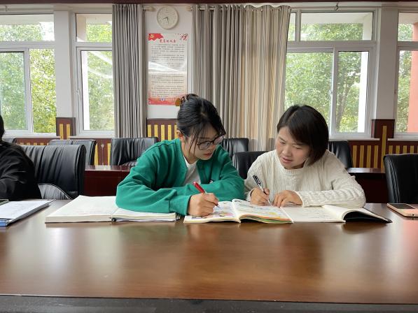 20231027王莉君英语组集体备课报道_html_7f3f523b.jpg