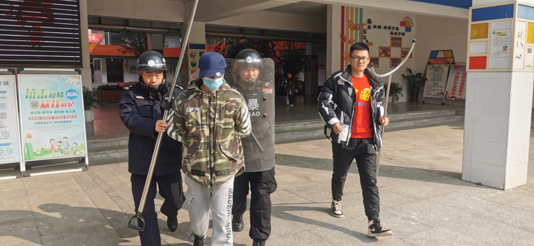 【安全第一】开展防暴演习，共护平安校园_html_751c56f3.jpg