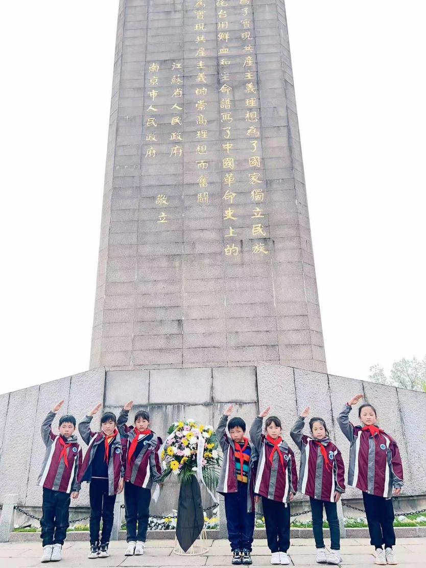 20230401清明祭扫报道_html_m77b58f57.jpg