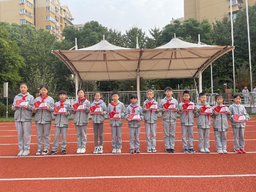 争流动红旗 创文明班级——南湾营小学2024-2025第一学期流动红旗评比活动（5）_html_m4c4018f4.jpg