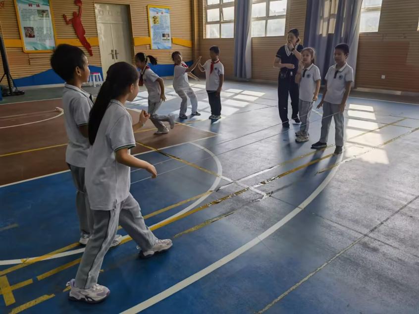 20240925体育课堂我创新，强健体魄享乐趣__——南湾营小学“童学课堂”系列研究课新闻稿_html_m7e91215e.jpg