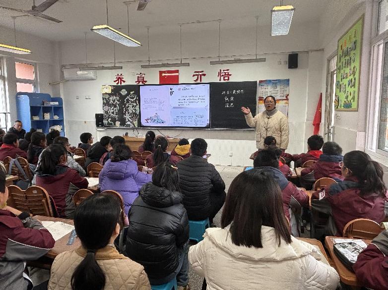 家校同心 共筑成长路——20251210五年级家长开放日活动报道 王晶晶写_html_mcde038c.jpg