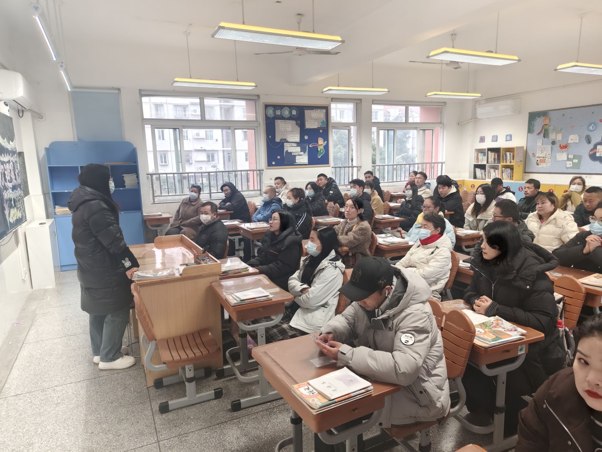 凝心聚力共奋进 家校携手育桃李——六年级家长会圆满举行_html_m4067bb1f.jpg