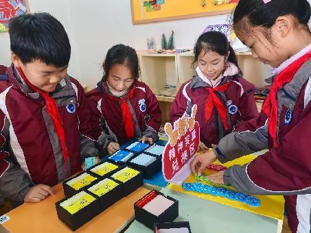 绚丽五彩券，快乐童真心——南湾营小学10月份童星驿站兑换活动_html_6dca522c.jpg