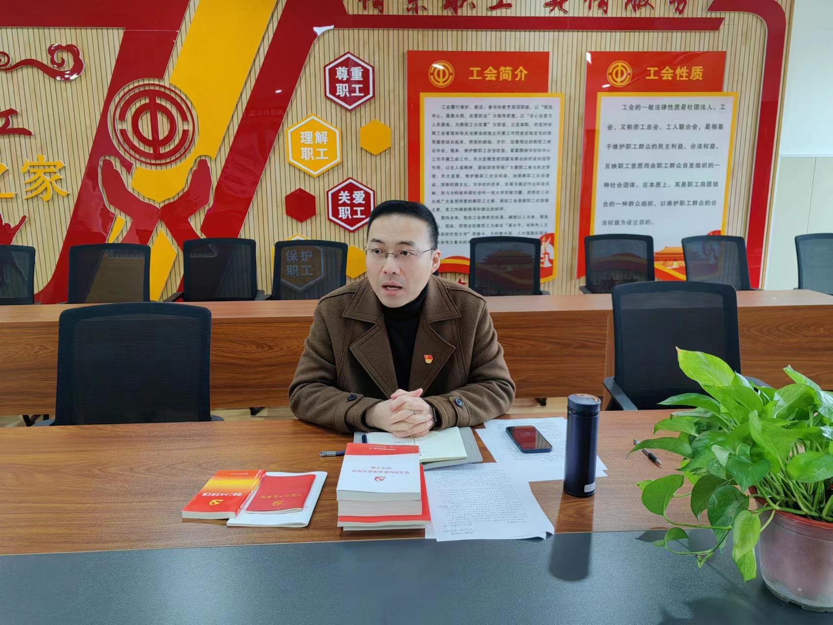 3月支委会新闻_html_m5cb045a1.jpg