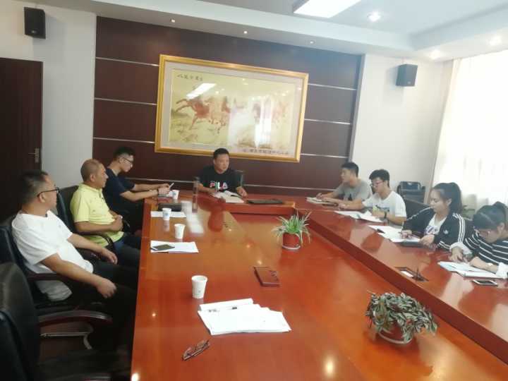 龙潭中心小学召开校园足球教师培养计划工作会议