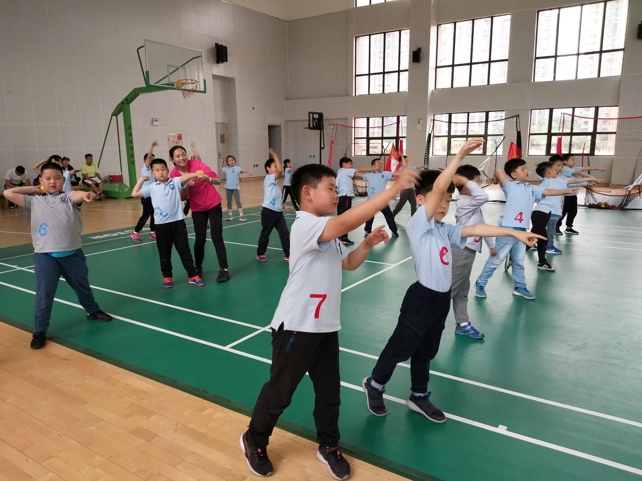 展体育课堂风采，共教研促成长_html_40a23d0f.jpg