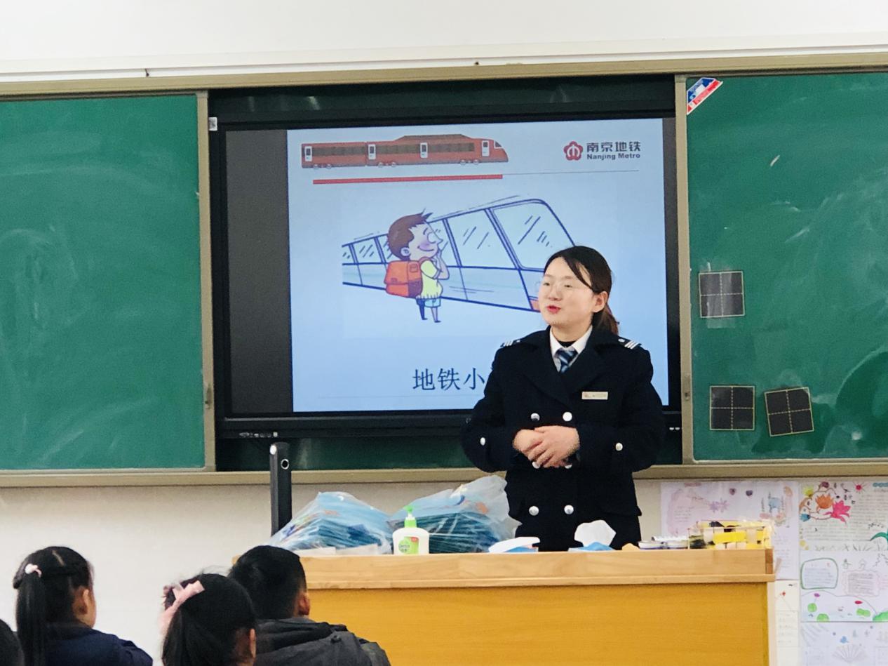 家校共育之“安全文明乘坐地铁”（42）_html_m2804605b.jpg