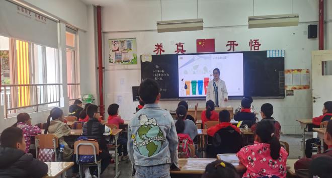 垃圾分类主题教育活动新闻稿_html_1648527f.jpg