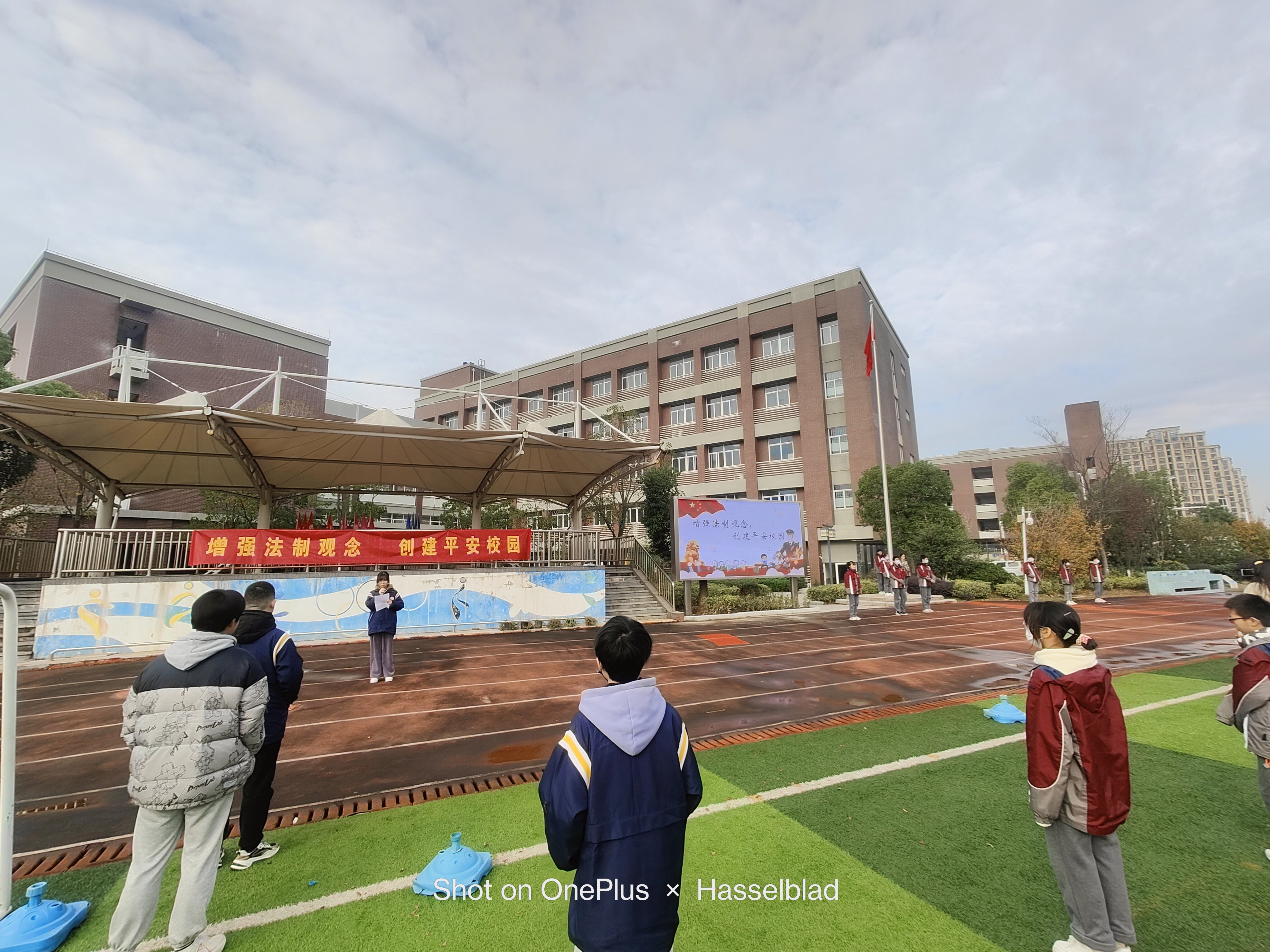 增强法制观念,创建平安校园 升旗仪式新闻稿_html_2497715f.jpg